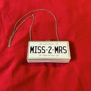 Clutch bag/special occasion. Top closure. Removable chain strap